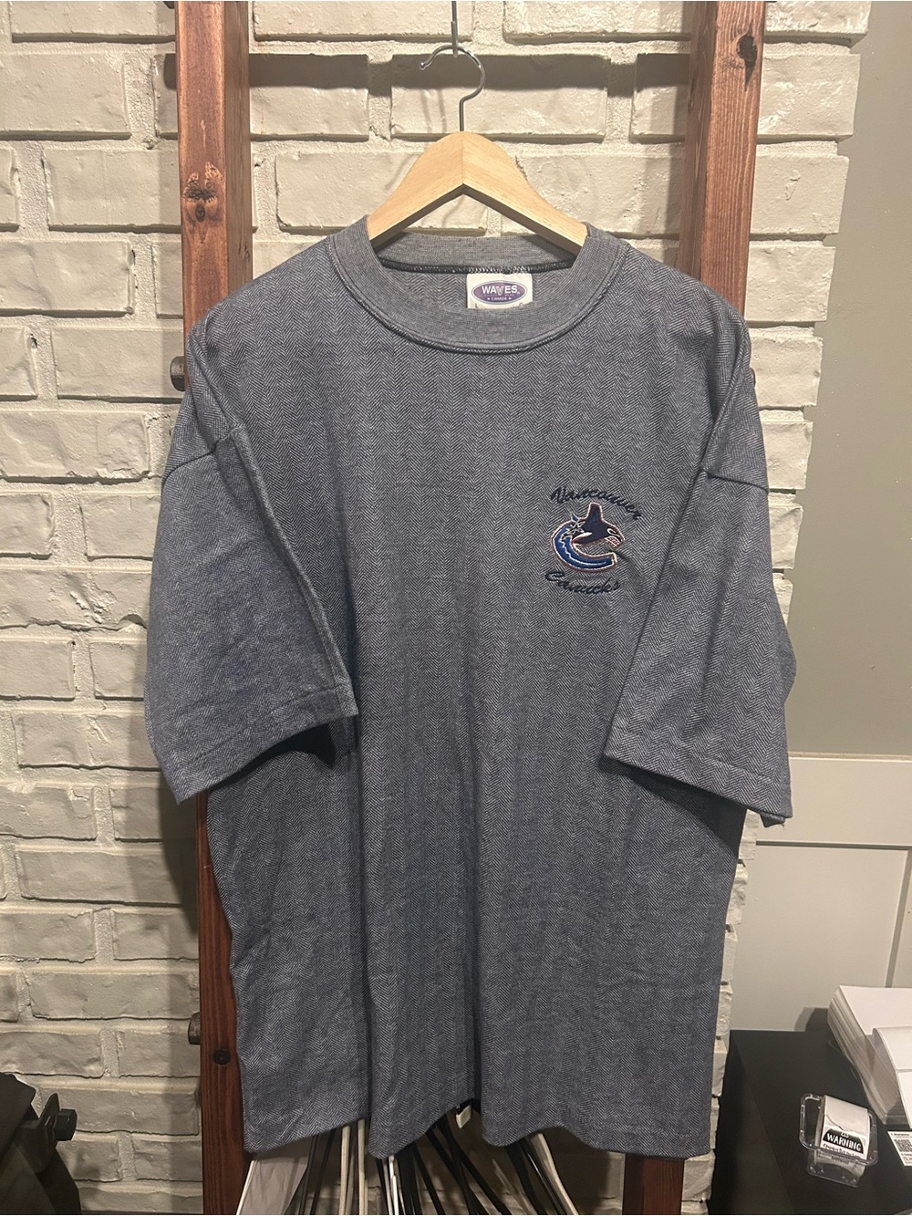 vintage 1990s NHL Vancouver Canucks t-shirt Size L
